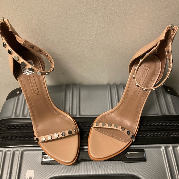 Tan strap open toe BCBG pumps. - Picture 2 of 4